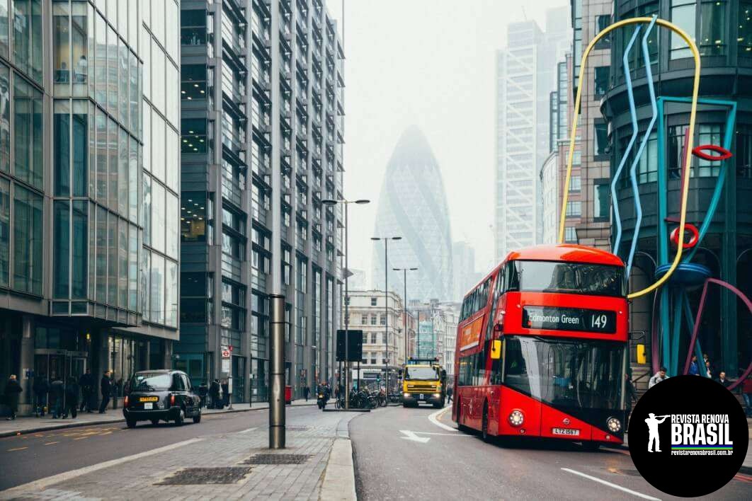 negative-space-thumb-red-double-decker-bus-london