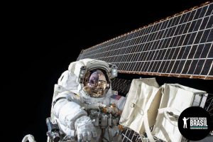 thumb-negative-space-astronaut-dark-satellite-nasa-1