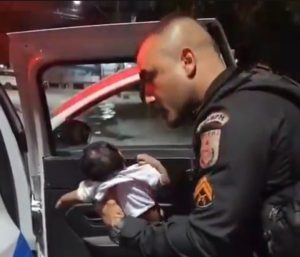 Policiais do 39º BPM salvam recém-nascida engasgada em Belford Roxo