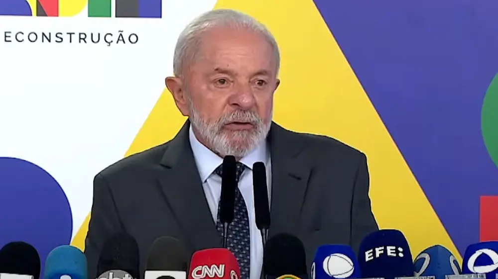 Lula critica voto de pobres em políticos ricos: “só é rico porque já roubou”