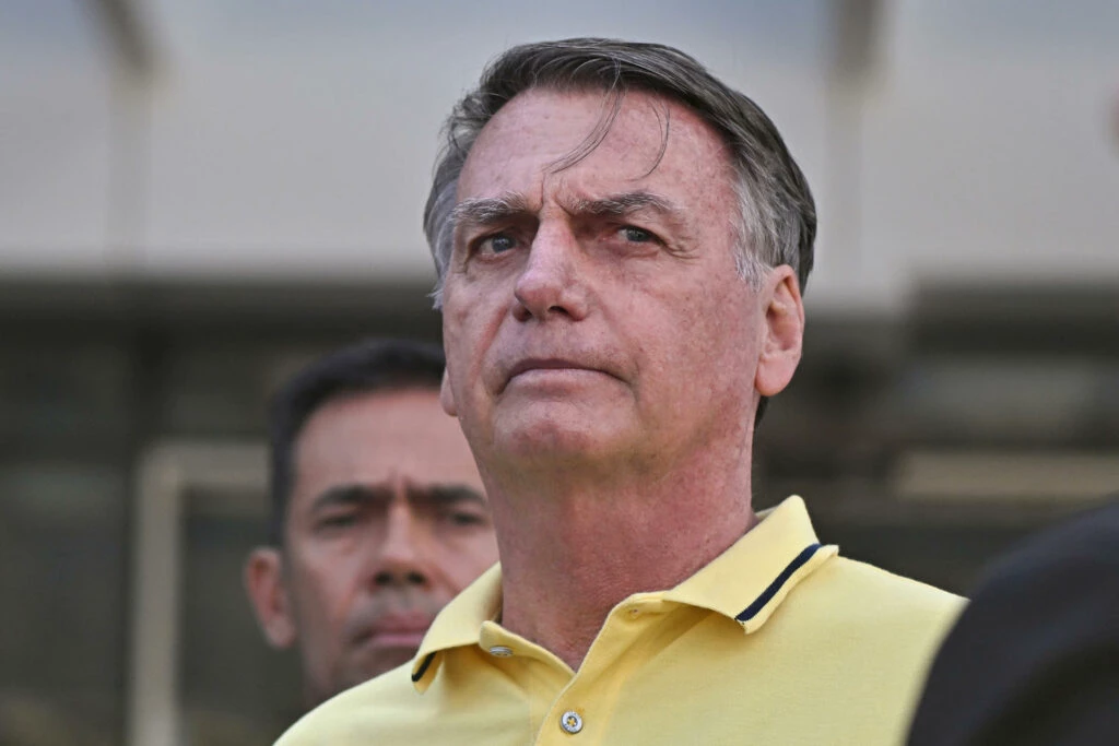 Jair Bolsonaro é internado às pressas após mal-estar em meio a nova condenação