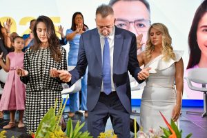 2-marina-canella-e-a-esposa-patricia-em-momento-de-fe-foto-jeovani-campos